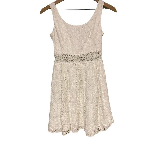 Lilly Pulitzer Rosemarie Eyelet Scoop Neck Dress Size 00 - Picture 2 of 8